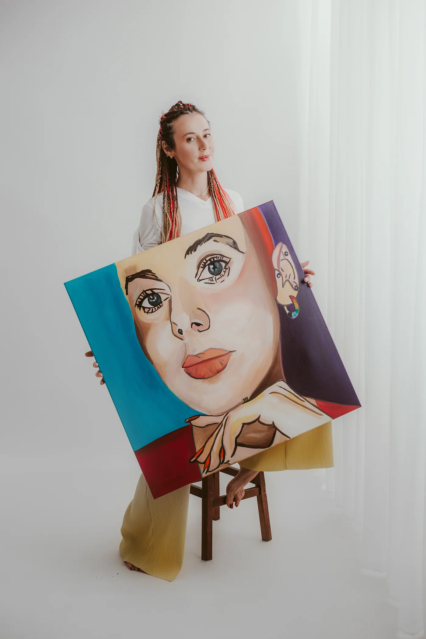 Ola trzyma obraz — malowany portret, który stał się okładką książki